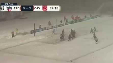 Կանադայի ֆուտբոլի Պրեմիեր լիգայի եզրափակիչը հոկեյից տարբերակելը դժվար է (Տեսանյութ)