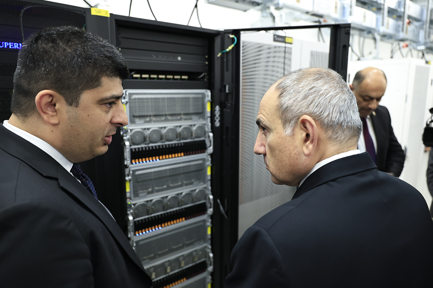 Վարչապետը ԵՊՀ-ում ծանոթացել է նոր գերհամակարգչային կենտրոնի գործունեությանը