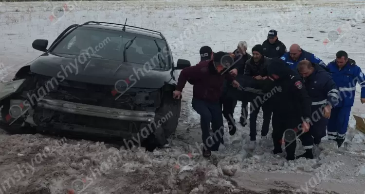 «Nissan Murano»-ն Մաստարայում բախվել է երկաթե արգելապատնեշին և հայտնվել ձորակում. 3 վիրավորներից 2-ին հիվանդանոց են տեղափոխել պարեկները