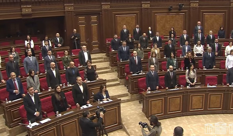 Ութերորդ գումարման ԱԺ տասնմեկերորդ նստաշրջանը մեկնարկեց ՀՀ ազգային օրհներգի հնչյունների ներքո