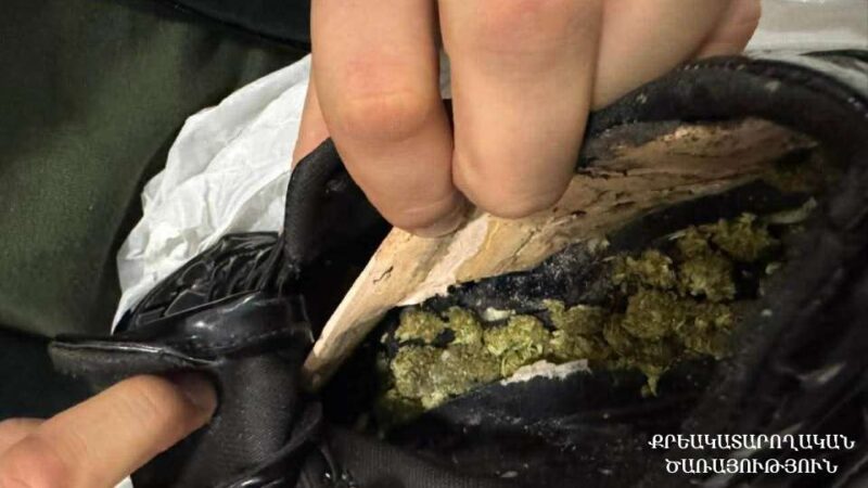 Հիմնարկ ընդունված կալանավորված անձը կոշիկներում թաքցրել էր թմրամիջոցների նմանվող զանգվածներ