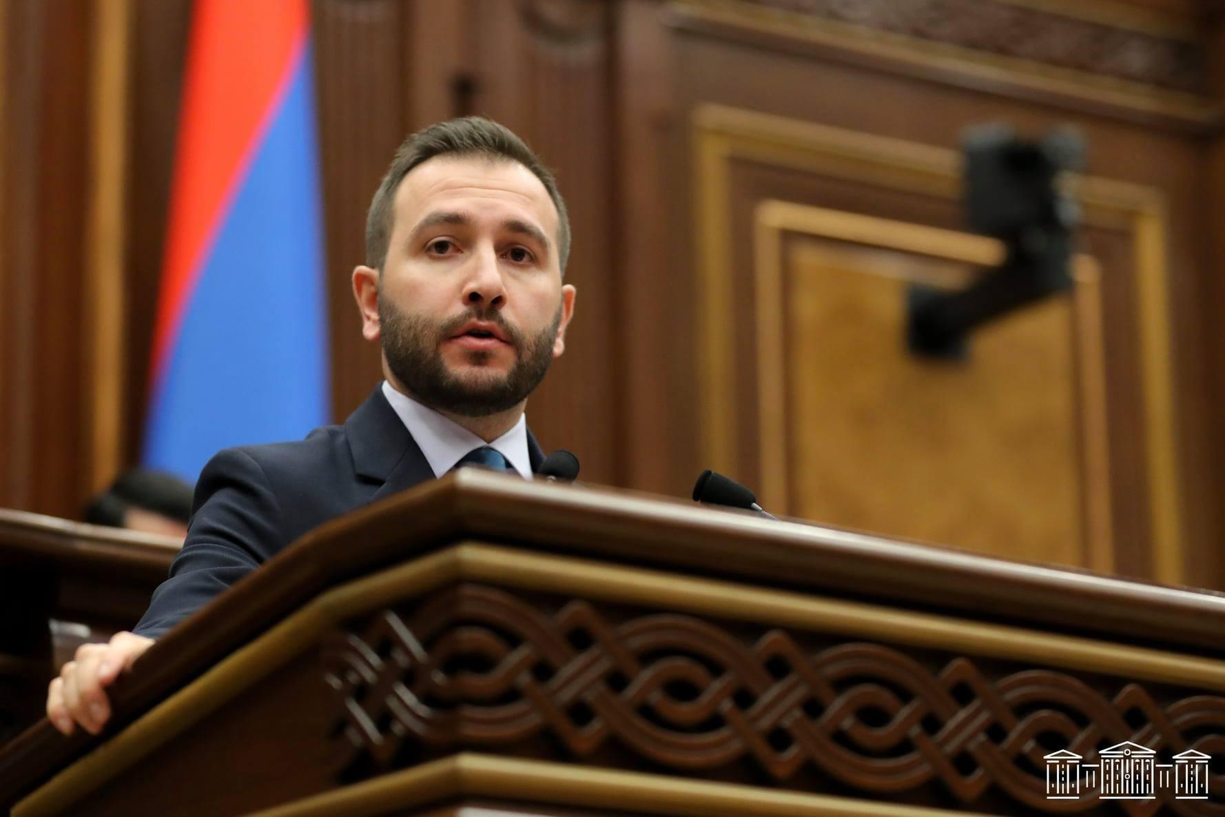 Ձեր ղեկավարին ասեք, որ իր 200 միլիոնը ընծայաբերի, նվիրի Ղարաբաղից տեղահանվածներին. Կոնջորյանը՝ Գալստյանին