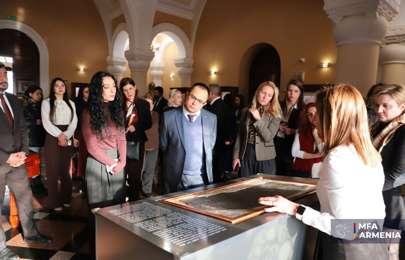 ՀՀ-ում հավատարմագրված օտարերկրյա դիվանագիտական ներկայացուցիչներն այցելել են Մատենադարան, ծանոթացել նմուշներին