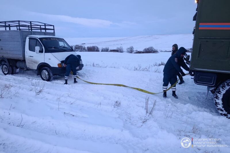 Փրկարարներն արգելափակումից դուրս են բերել ավտոմեքենաները և քաղաքացիներին ցուցաբերել օգնություն