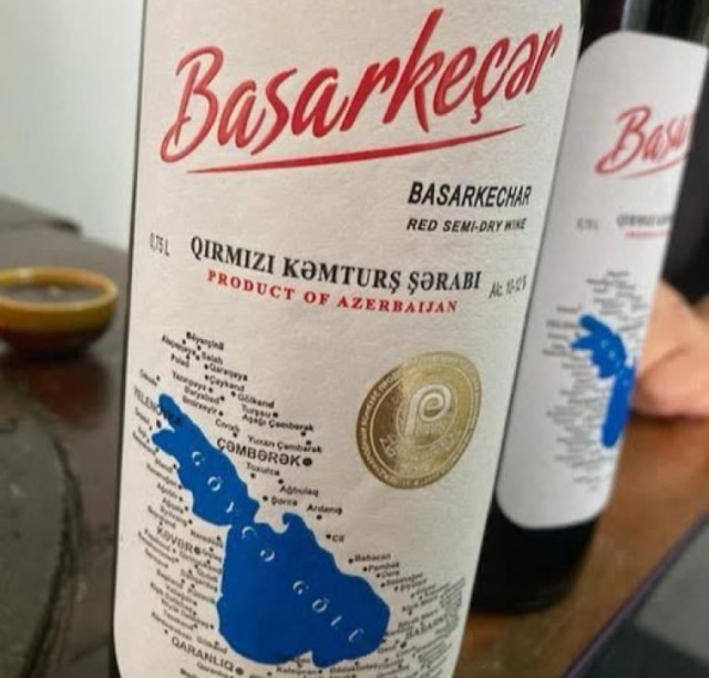 Սա Ադրբեջանում արտադրվող «Բասարգեչար» գինին է, պիտակին պատկերված է ՀՀ Գեղարքունիքի մարզը. Ասլանյան