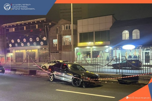 Իսակովի պողոտայում «BMW»-ն բախվել է արգելապատնեշին