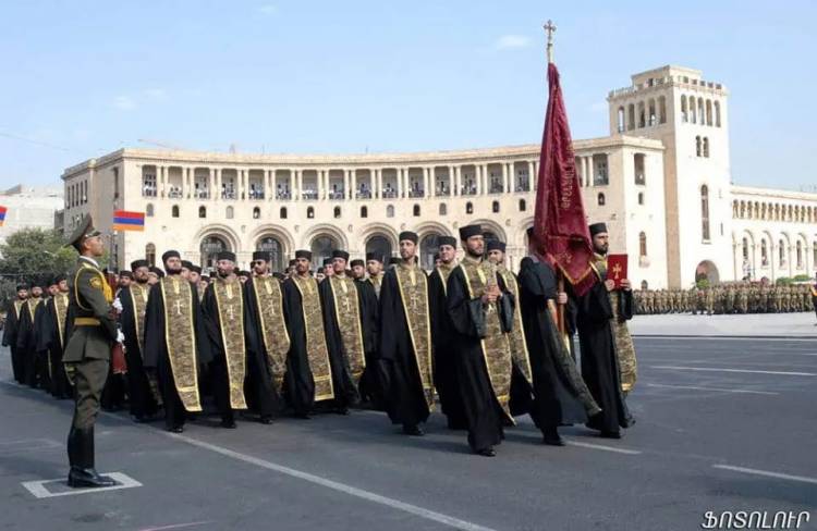 «Հրապարակ». Բանակի գնդերեցներին Վեհափառի դեմ արշավանքին մաս դարձնելու ՊՆ ղեկավարության ջանքերը կարծես արդյունք չեն տալիս