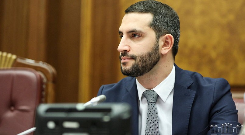 Շունը հաչում է, քարավանը` գնում. շունը Սամվել Կարապետյանի հայրենակից Սոլովյովն է, քարավանը` մեր սիրելի երկիրը