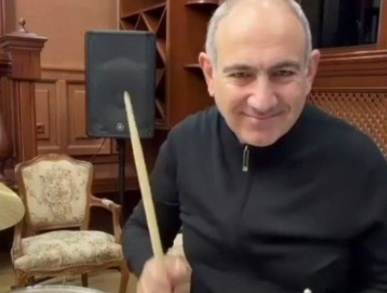 ՀՀ վարչապետը հարվածային գործիքների նվագակցությամբ է հղել առավոտյան ողջույնները