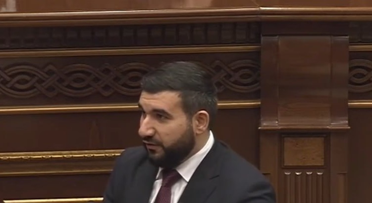 Մի ընդհատեք ինձ և մի խոսեք, եթե ես այստեղ խոսում եմ․ լեզվակռիվ ԱԺ-ում