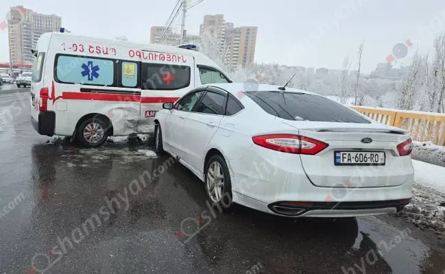 Դավթաշենի կամրջի վրա բախվել են «Ford»-ն ու շտապօգնության դիատարը. վերջինը մասամբ փակել է ճանապարհը