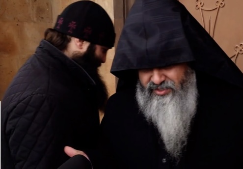 Մեղք եք, որ էս ցրտին եկել եք այստեղ․ կարգալույծ քահանա Արմեն Առաքելյանը կրկին Փաշինյանի հետ պատարագի է մասնակցում