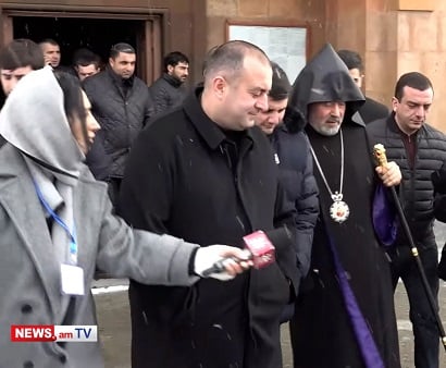 «Ինչու»-ների պատասխանը տվել է Հովնան Սրբազանը. Կոտայքի թեմի առաջնորդը թիկնապահների ուղեկցությամբ «փախավ» լրագրողներից