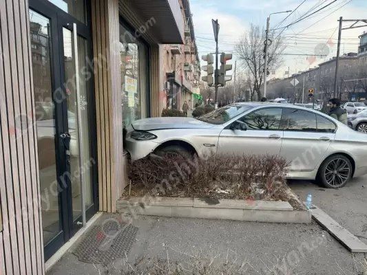 Կոմիտասի պողոտայում բախվել են «BYD»-ն ու «BMW»-ն. վերջինը հայտնվել է մայթին՝ բախվելով խանութի ապակե պատուհանին