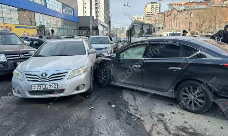 Դավիթ Անհաղթ փողոցում բшխվել են «Toyota»-ն, «Nissan»-ը և «Infiniti»-ն