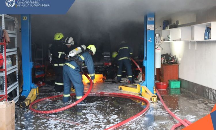 Դավթաշեն 4-րդ թաղամասում գտնվող ավտոտեխսպասարկման կետում այրվել է «Mercedes-Benz» մակնիշի ավտոմեքենան