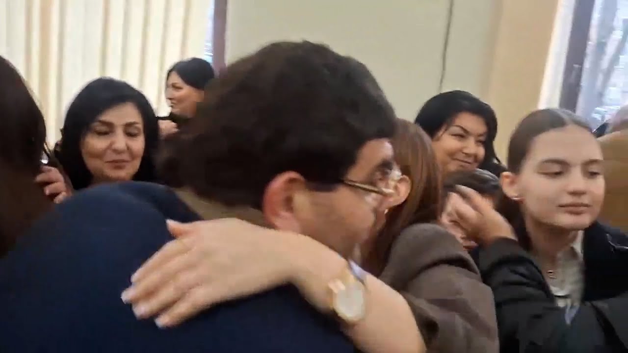 Ինչպես են Համբարձումյանները ողջագուրվում եւ միմյանց շնորհավորում